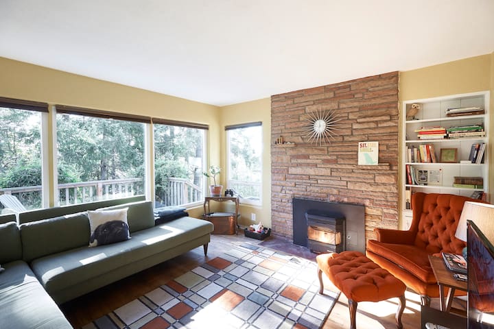 Oregon Coast Living, Dog-Friendly, Fenced Yard