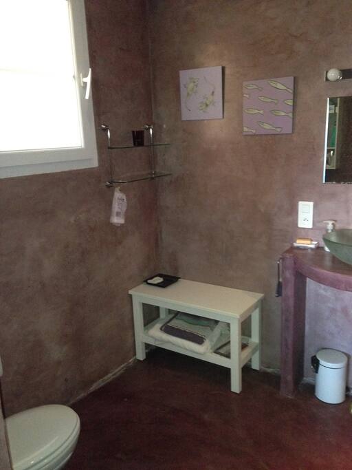 Salle de douche en béron ciré