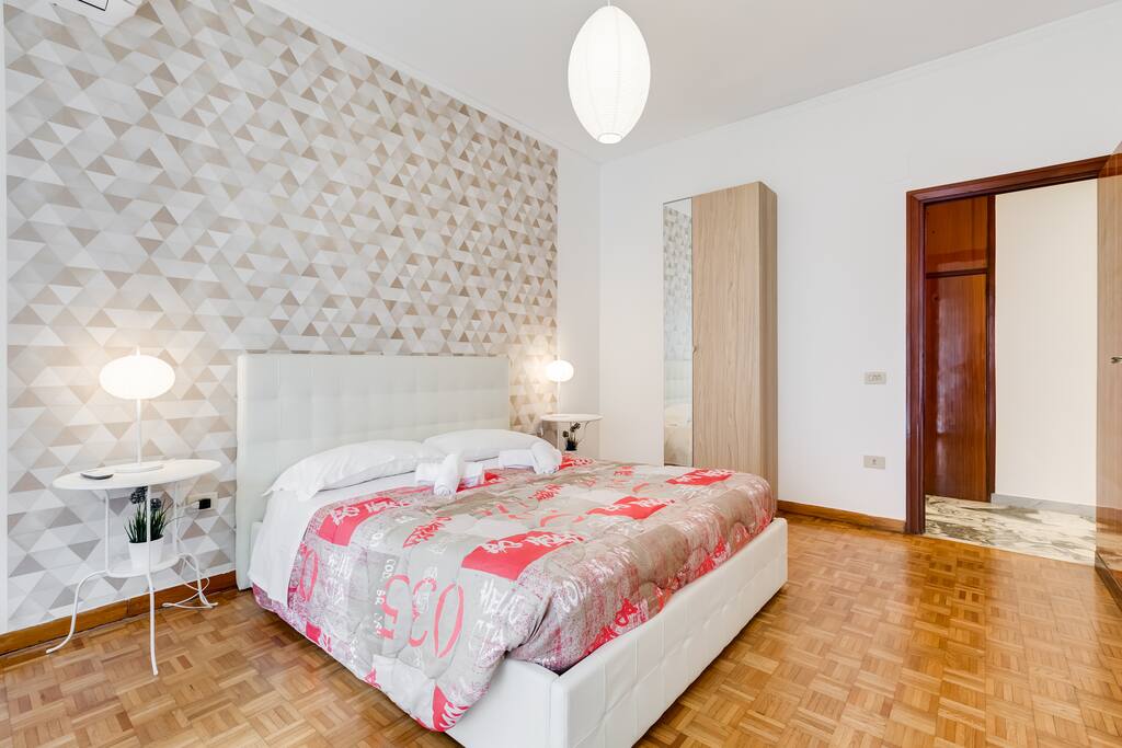 camera da letto matrimoniale con armadio, molto luminosa