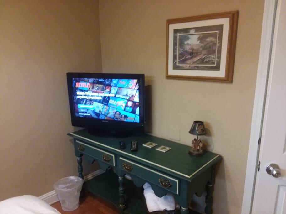 Flatscreen TV with Netflix/Roku