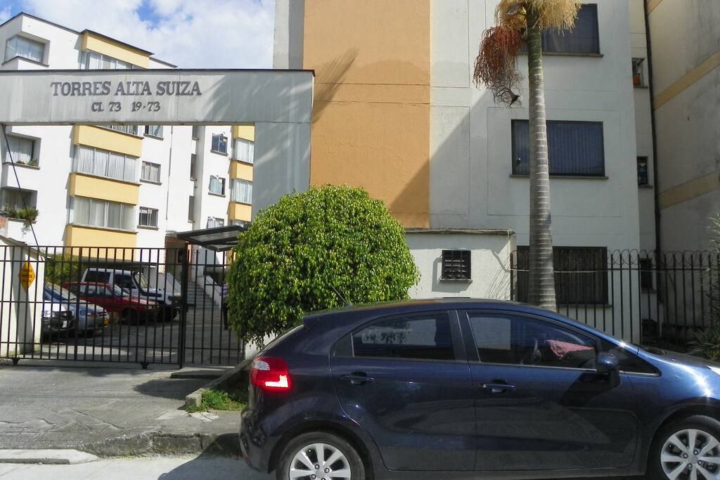 Portería de ingreso con servicio de portería las 24 horas