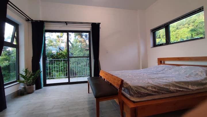 Dieses Schlafzimmer ist umgeben von der Natur - dem Meerblick auf der linken Seite, dem Bach direkt um 6 Meter und den Waldberg rechts.