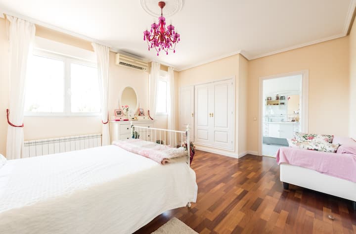 Beautiful bedroom  in a luxury house near Madrid