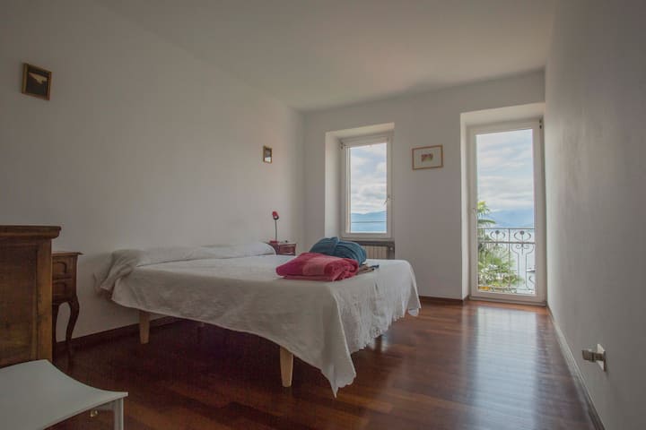 غرفة نوم 1 بإطلالة على بحيرة مزدوجة - الطابق الثاني