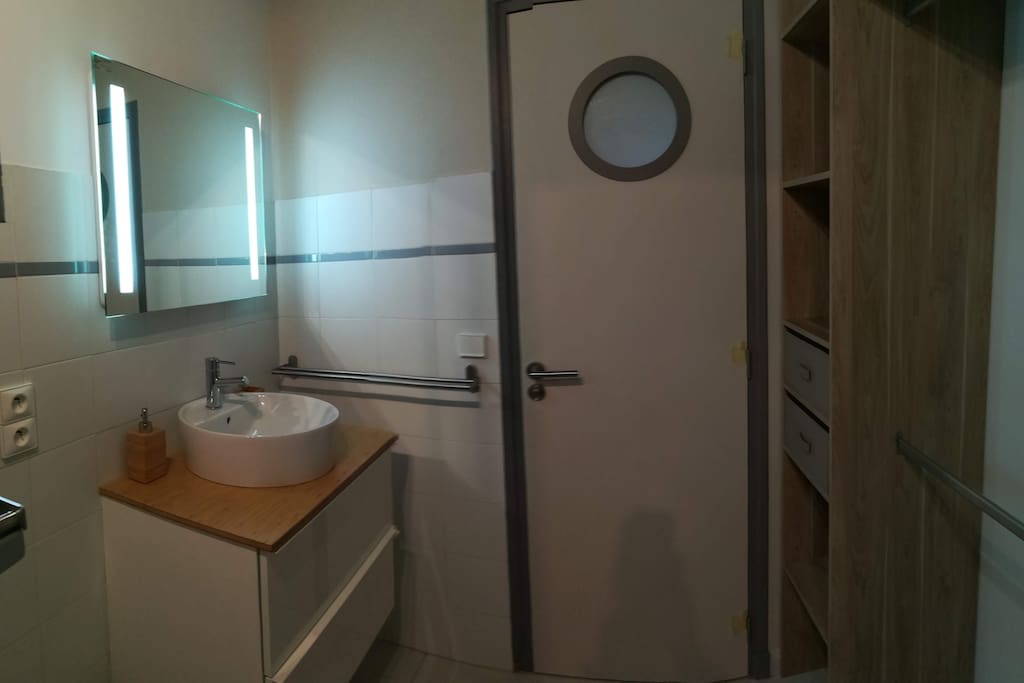 Salle de bain 1 penderie.