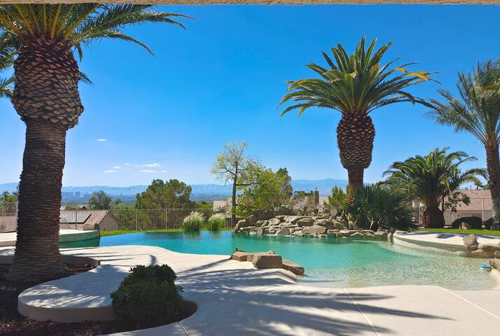 Luxury 6bdr House Pool Strip Vu gallery image 3