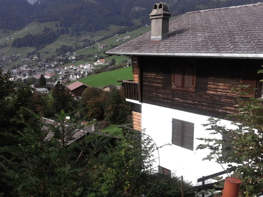 Unser Haus von aussen. Die Wohnung liegt im Untergeschoss mit schönem Panorama.