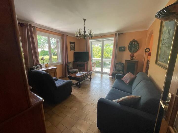 Dhomë ndenjjeje me divan-krevat.