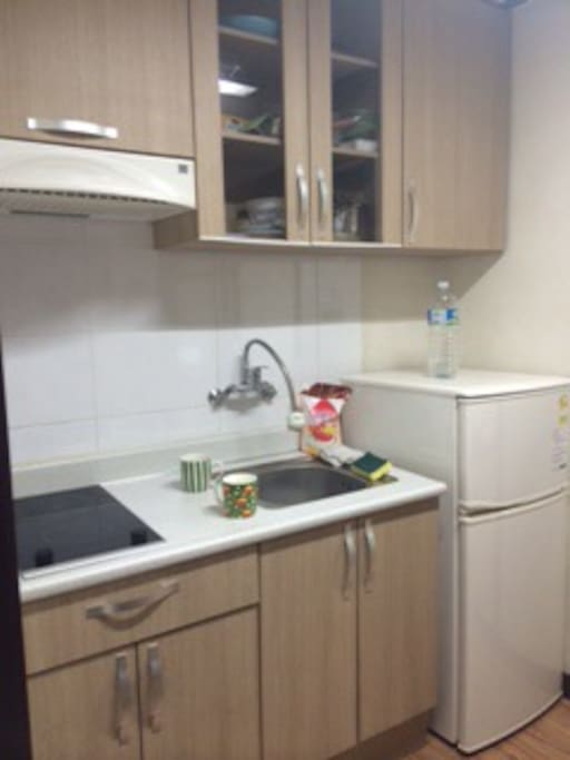 Basic kitchen with electric cooktop