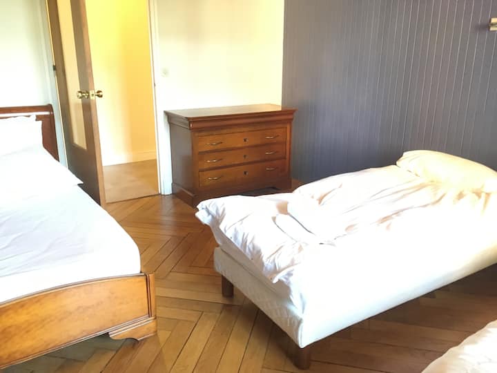 Chambre 3  - 3 lits simples et douche et WC attenants 