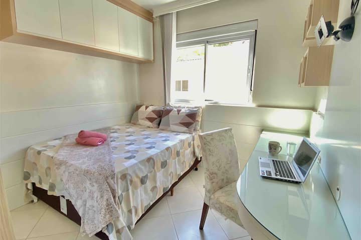 غرفة نوم مزدوجة ثانية مع مساحة مكتبية 