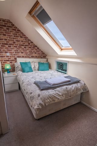 Fantastic loft room in York. Close to uni. Parking