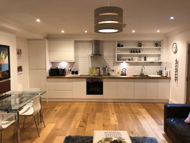 Contemporary clean open-plan pied à mer