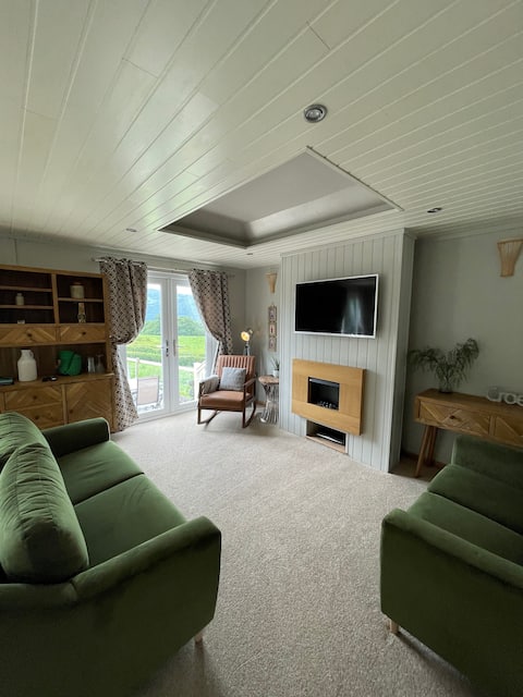 Cosy lodge with Jacuzzi WOW views Snowdon/Zipworld