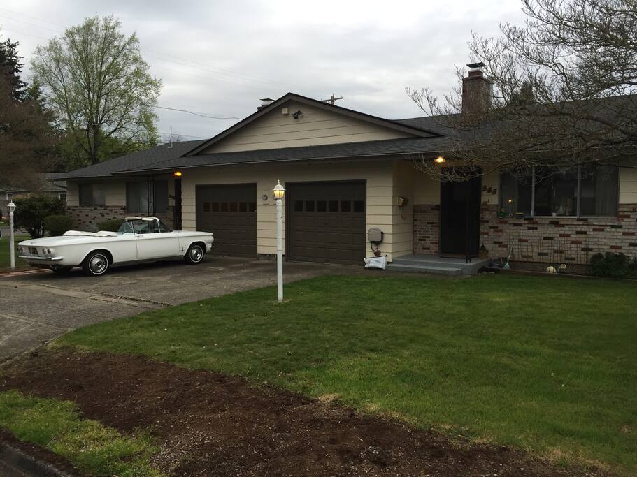 555 Barton AirBNB (this listing) is on the right, AirBNB 565 Barton is on the left side