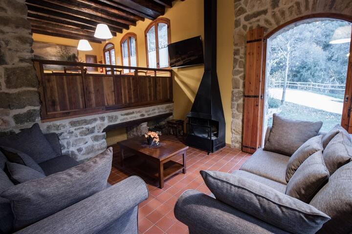 Espectacular masía con piscina y enorme jardín gallery image 3