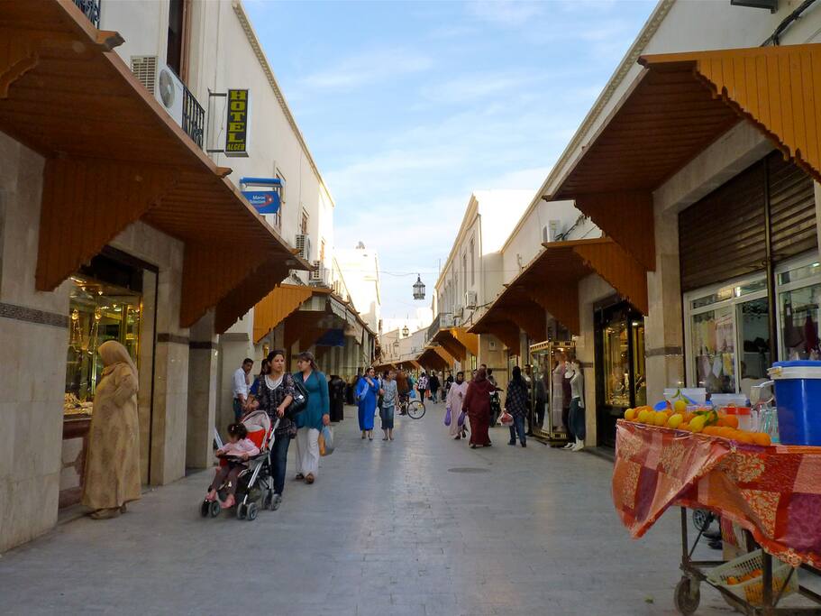 le centre ville d'oujda est coloré et accueillant