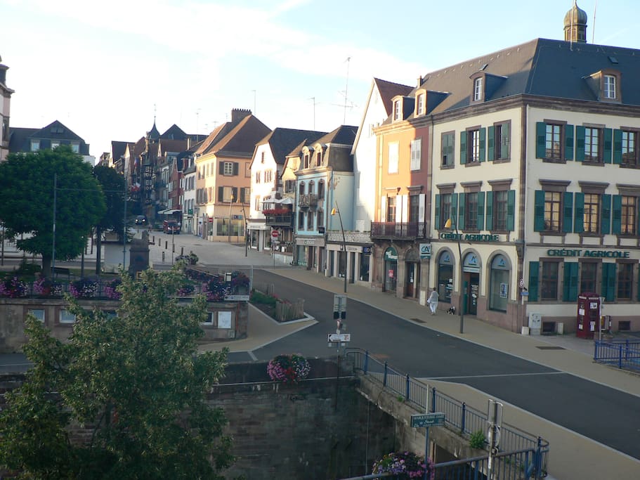 vue sur l'écluse et le centre ville