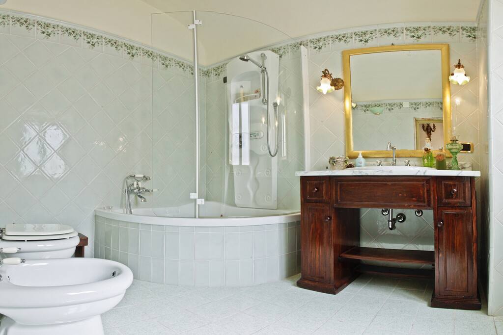 Suite Bathroom