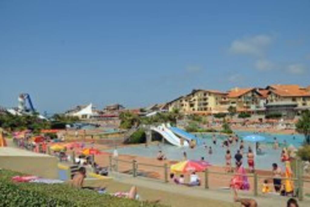 un parc aquatique est situé à proximité