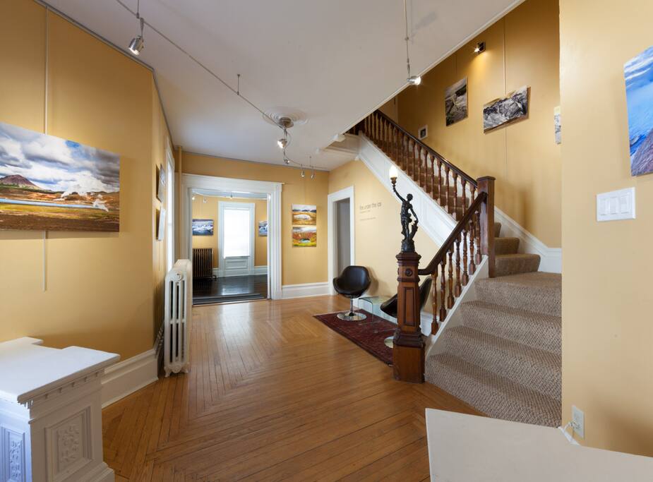 entrance foyer to rooms and gallery