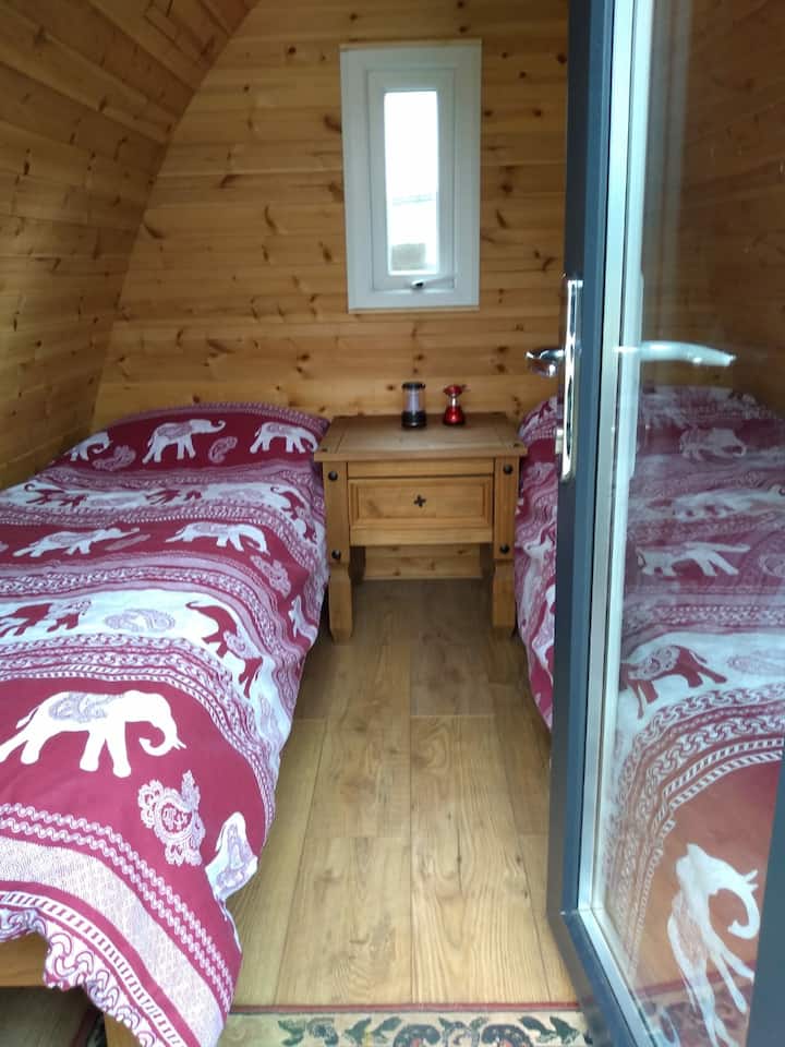 Farm Stay For 6
(The Shack Sleeps 4, Pod Sleeps 2 - Cornouailles