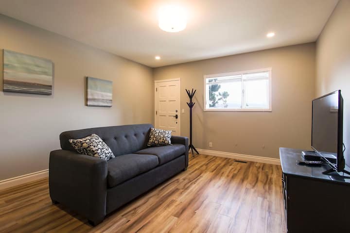 Beautiful Views Backing Onto Knox Mountain - Kelowna