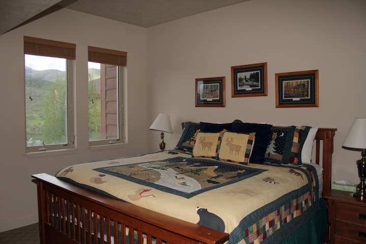 Hlavná spálňa na prvom poschodí s manželskou posteľou King, šatníkom a veľkou hlavnou kúpeľňou.