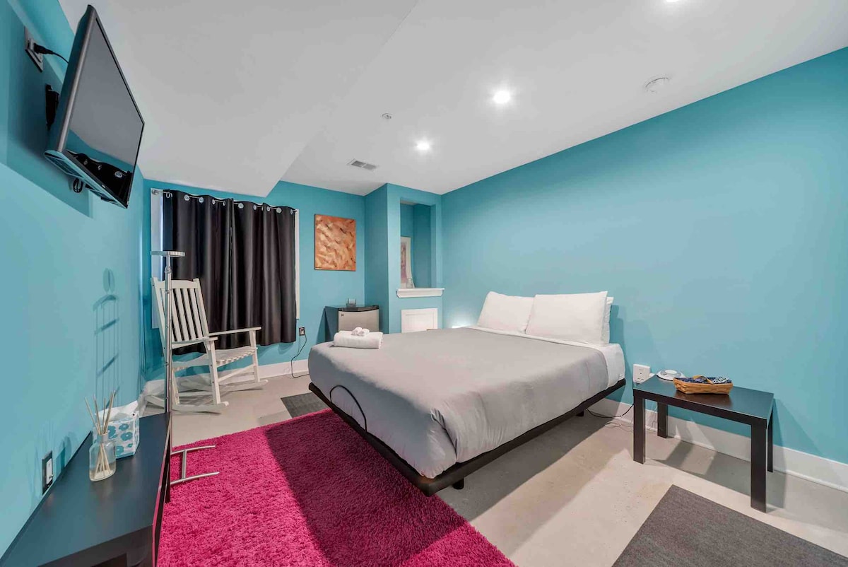 Lower level bedroom - full closet and fully adjustable bed.  Mini fridge / freezer in the room too in case you need a cold late night beverage 