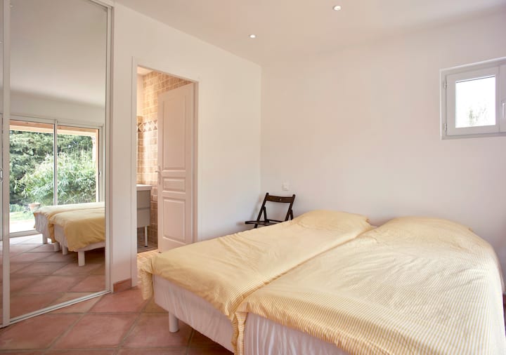 Soverom 5, med separat inngang fra terrasseområdet. Rommet har et skrivebord som kan klargjøres med ekstra dokkingstasjon og skjerm, tastatur og mus for hjemmekontor.