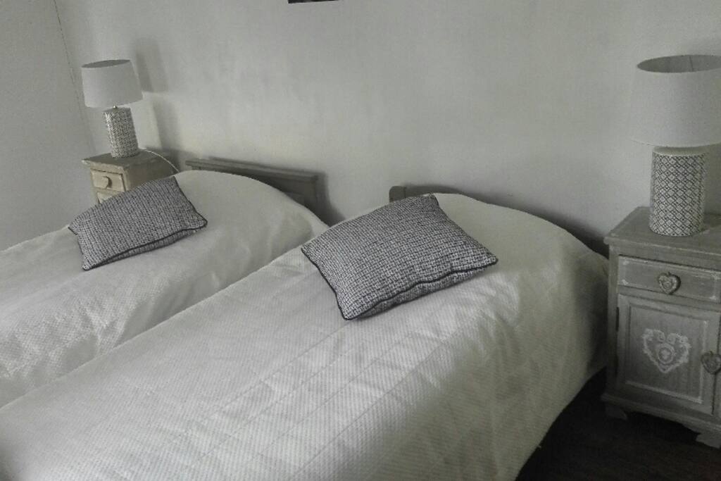 2 lits gigogne permettant couchage 4 personnes. nouvelles lampes. Photo avril 2017