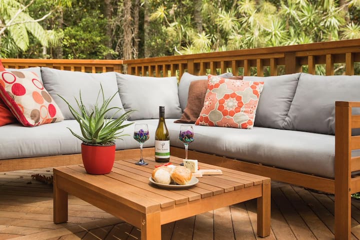 Titirangi Haven
 (Private guest suite)