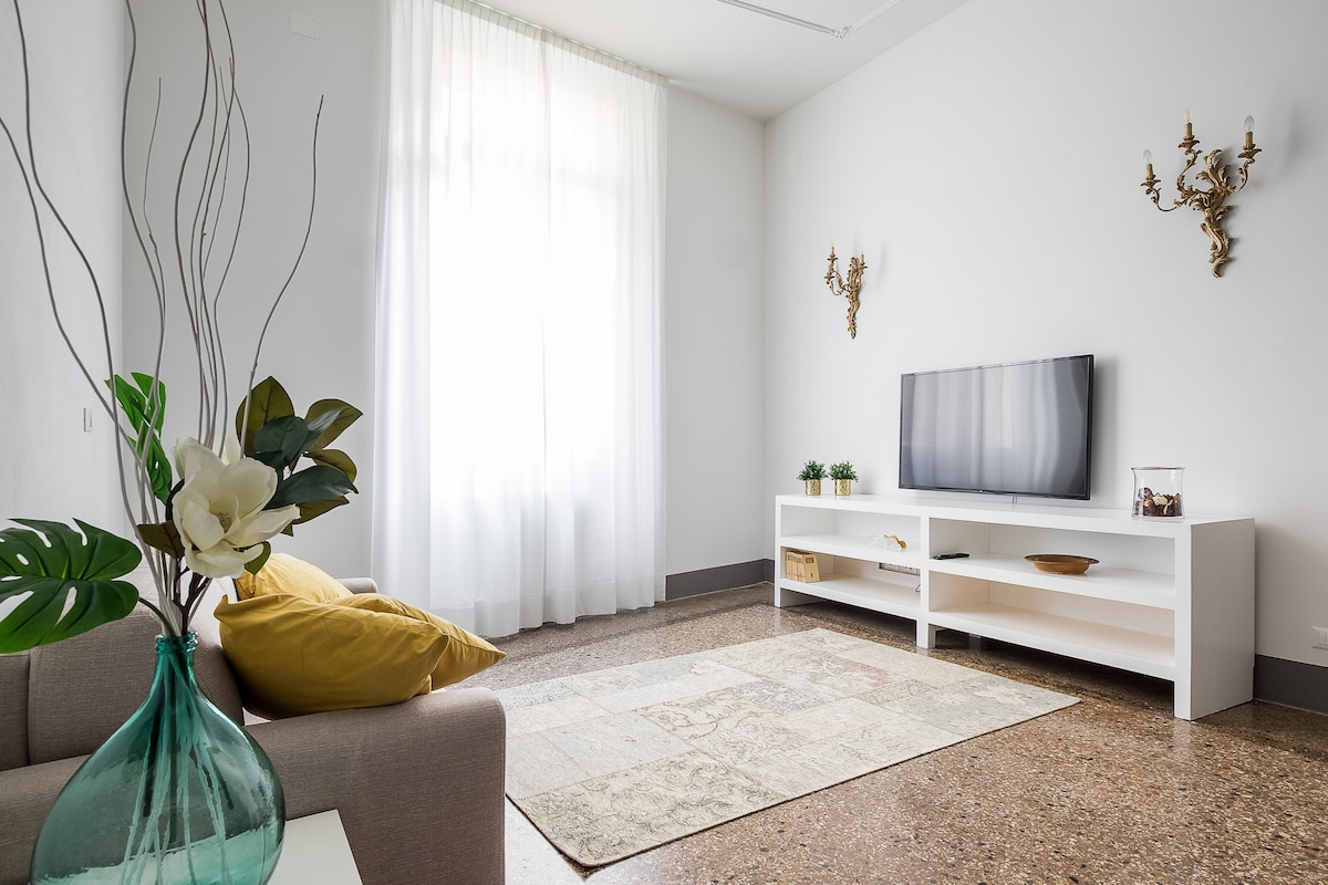Anuncio de Airbnb popular: Santa Lucia luxury apartment Bologna center en Emilia Romagna