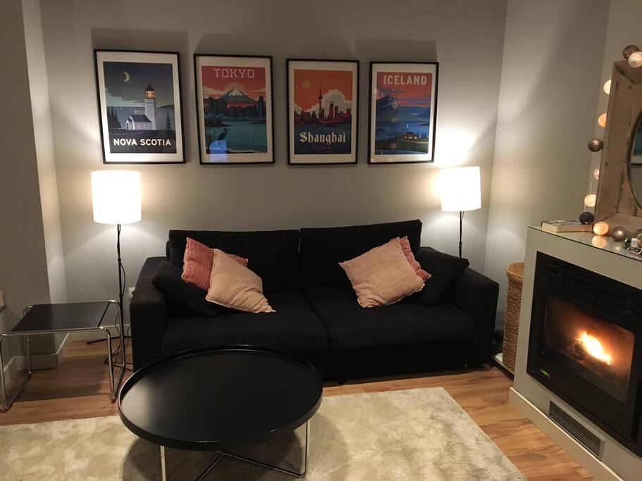 Sofa con la chimenea encendida