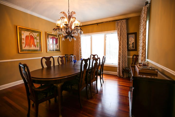 The Big Brick Mansion By Lux Life gallery image 3