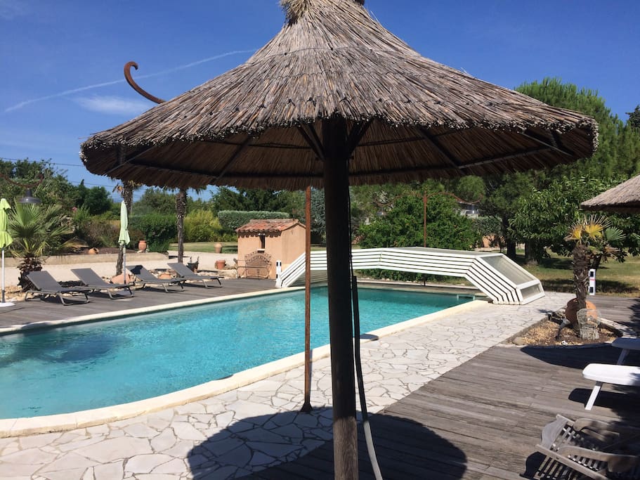 Bord de la piscine
