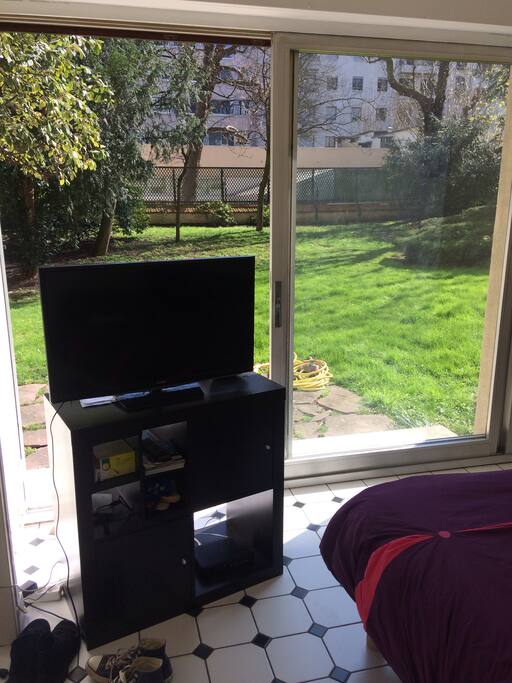 Grande TV dans la chambre