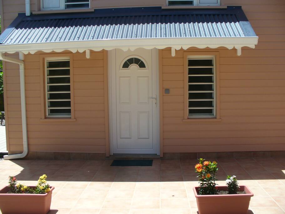 Entrée du bungalow et emplacement parking