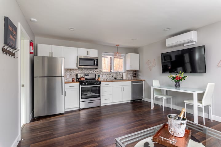 Downtown Dream Cottage-2 Blocks to Square