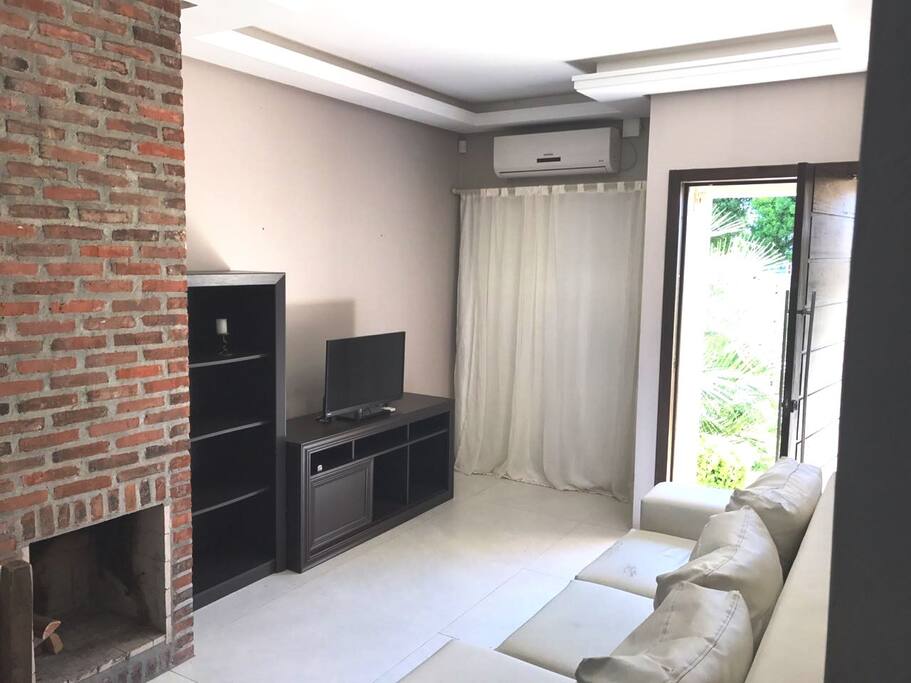 Sala com ar condicionado e lareira