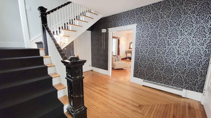 4 Bedrooms Historic Home w. Hot Tub in Downtown gallery image 4