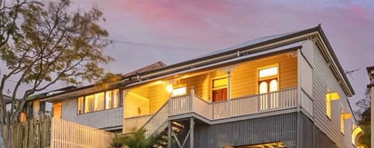 Spacious 4 Bedroom House – Walk to Southbank gallery image 2