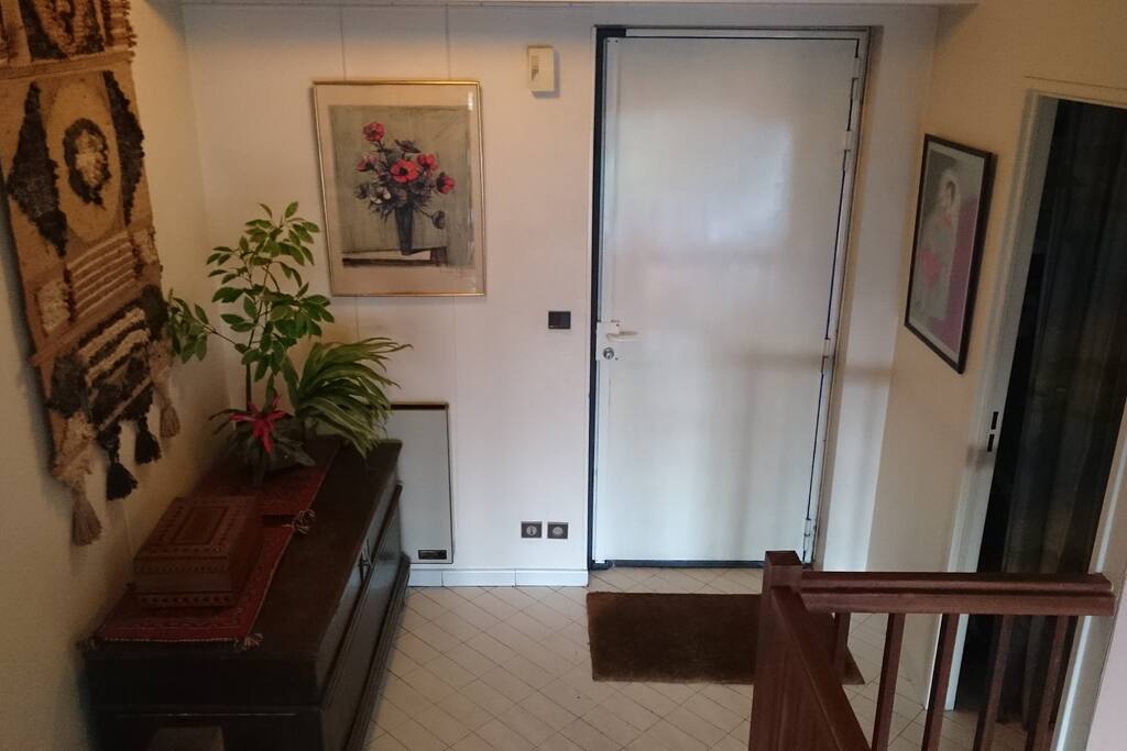 Bienvenue dans cette visite virtuelle! Voici l'entrée de la maison