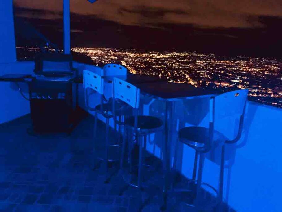UN ASADOR (BBQ) A GAS; Tiene todos los utensilios y una mesa con sillas.
UN ASADO NOCTURNO O UN ASADO EN LA TARDE DE UN DOMINGO.