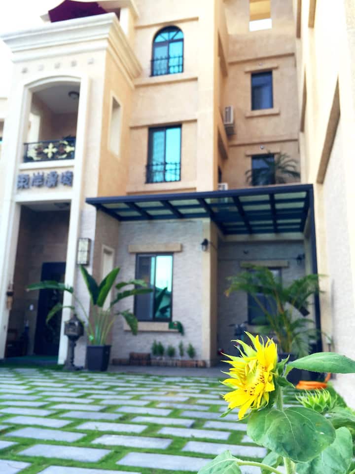East Shore - Vanilla Purple Room (New Elevator Villa ~ Car Rental, Car Share)