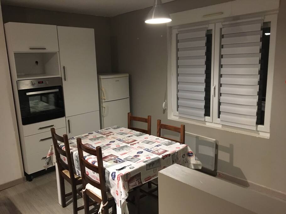 Coin cuisine salle à manger Avec four, frigo, micro onde