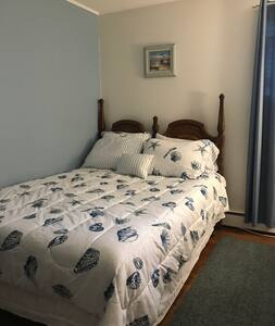 Private Room/Shared Home Minutes from Providence