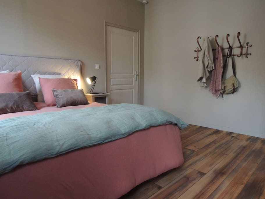 La chambre est grande, tranquille et douillet décorée avec des couleurs douces avec sa propre salle de douche à l'italienne.