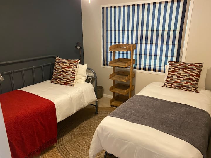 4. spavaća soba: dnevni krevet koji se može pretvoriti u 2 kreveta za jednu osobu ili zajednička mjesta za bračni krevet. Imajte na umu da je posteljina za dva kreveta za jednu osobu.

Ova se prostorija može koristiti i kao radna soba.