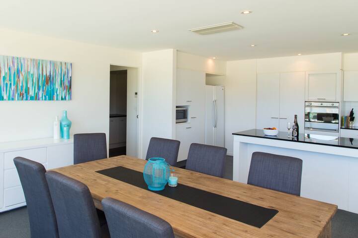 Luxurious, central 4 bedroom penthouse apartment gallery image 2